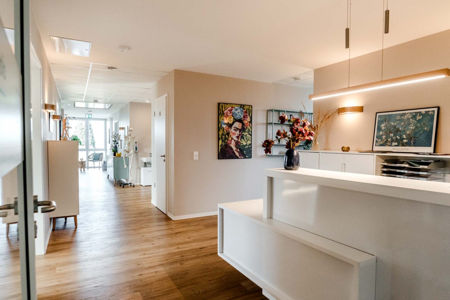 Empfangsbereich der Physiotherapie-Praxis mai.physio im Gesundheitszentrum Maikammer